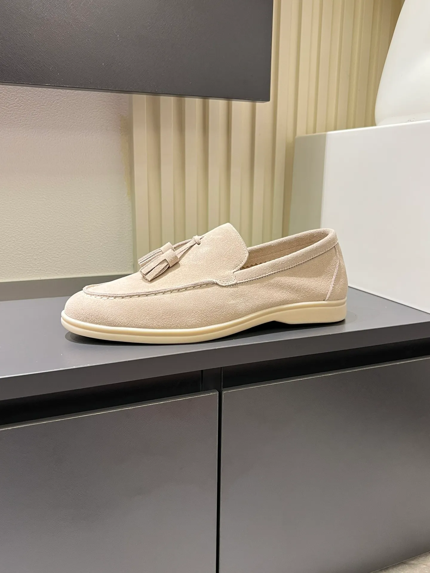 Men's shoes 💰p360 "Loro men's shoes 💰pian'*" Classic L men's shoes for couples 💰p Top version British flat loafers, a must-have item in old money style, the minimalist design is eye-catching and durable, a plus point for dressing The soft foot feel and texture are outstanding. They don’t scratch your feet and are very nice. They are matched with soft and waxy soles. They can be worn daily for a long time without getting tired. They are easy to wear, versatile and classic items, with perfect foot feel and texture! Imported cashmere fabric, the lining is made of imported A-grade water-dyed cow lining, the top version of the genuine leather midsole is sewn with pure handmade mark thread! Size: Female 35-40 (34. Customized) Male 38-44 (45.46. Customized)